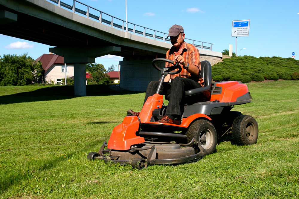 5 Eco-Green Lawn Care Tips